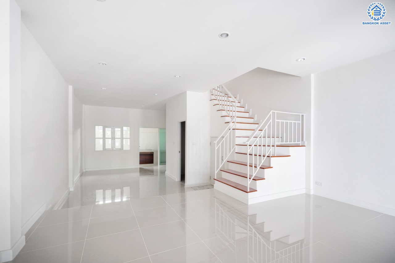 บ้านมือสองตกแต่งใหม่ ทำเลใจกลางเมือง ม.พาร์ค แกลเลอรี่ ประชาชื่น ทาวน์โฮม 3 ชั้น เนื้อที่ 22.5 ตร.ว. ฟังก์ชัน 3 ห้องนอน 3 ห้องน้ำ 2 ที่จอดรถ บนทำเลเดินทางสะดวก เชื่อมต่อหลายเส้นทาง ใกล้เดอะมอลล์งามวงศ์วาน เซ็นทรัลแจ้งวัฒนะ ทางด่วน "งามวงศ์วาน"